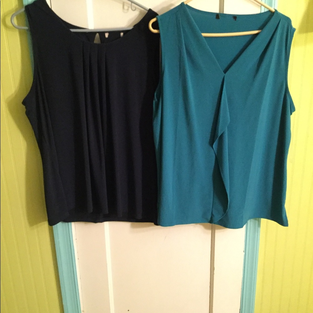 Set of two sleeveless shirts